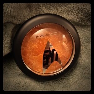 M.A.C Strange New Worlds LE fantastic powder